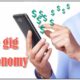 中年白人男子拿着智能手机，上面浮动着美元符号，文字“零工经济”显示人们如何通过智能手机注册分享和赚钱来赚钱