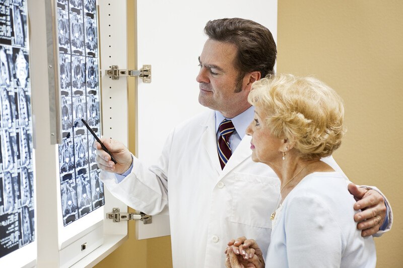 医生向他的病人展示了一组x光片，这些x光片代表了丰富的附属结果
