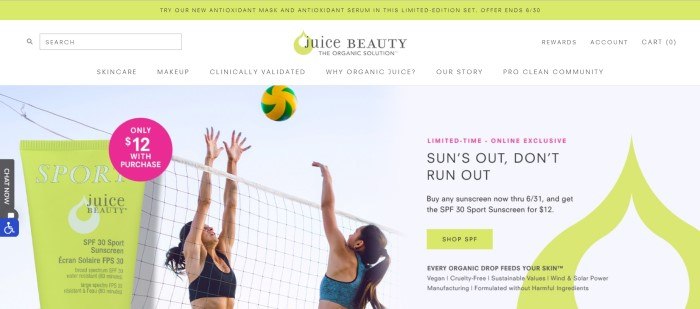 这张Juice Beauty网站主页的截图显示，两名女子在室外用一个黄绿相间的球打排球。