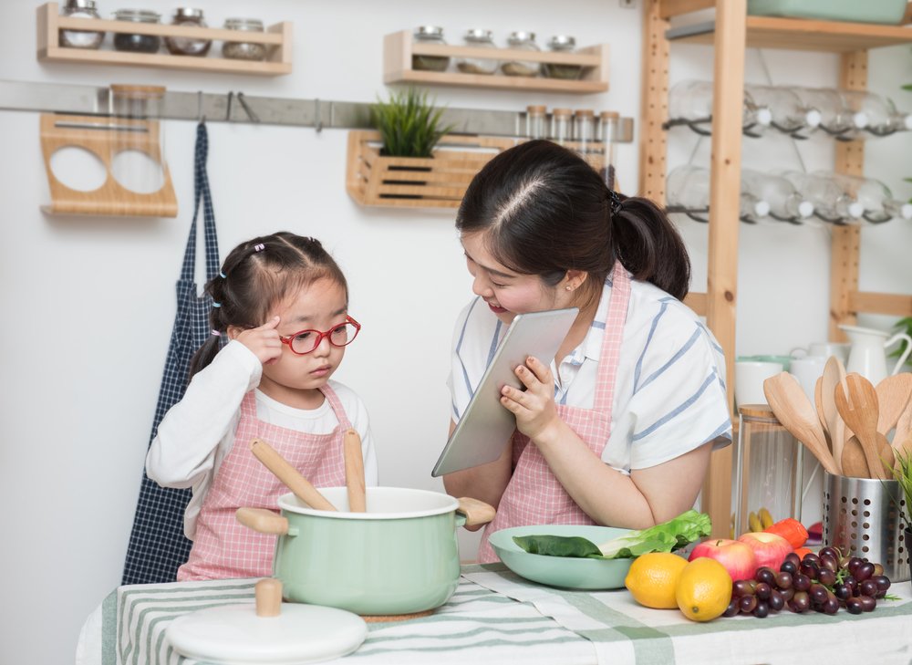 亚洲妈妈教孩子做饭，为她的美食妈妈博客