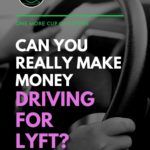 手放在汽车方向盘上的黑白特写图像，上面覆盖着“为Lyft开车真的能赚钱吗?”