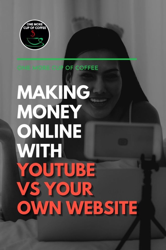 黑白图像，一个女人在她的笔记本电脑和智能手机前说话，文字覆盖“通过YouTube和你自己的网站在线赚钱”。
