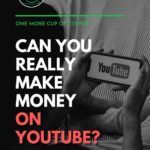 有人躺在床上拿着智能手机的黑白图像，上面有YouTube;你真的能在YouTube上赚钱吗?