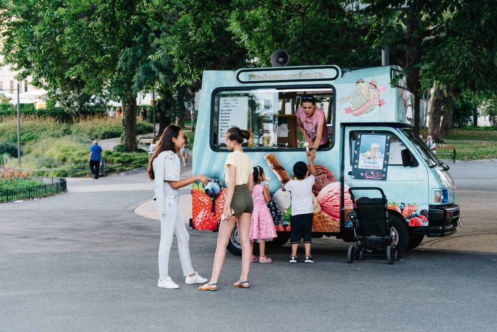 现代冰淇淋车在小型货车在公园为孩子们服务