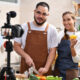 一对年轻夫妇在摄像机前为他们的YouTube频道做饭