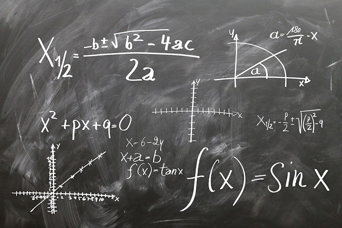写在黑板上作为一个复杂的数学问题example of jobs from math majors