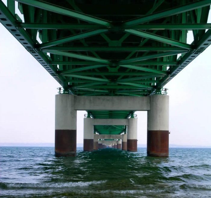 深蓝色的水面上有一座绿、红、白三色的厚金属桥。这是一个可能需要水下焊机的潜在地点