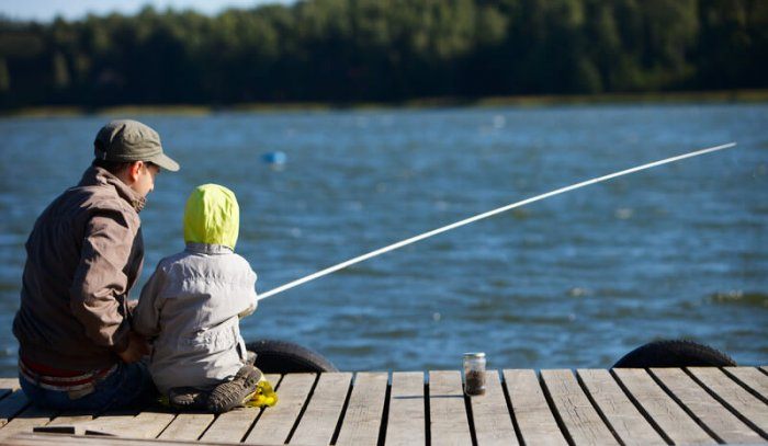 老人和小男孩钓鱼码头代表最好的钓鱼联盟计划