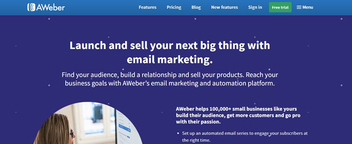 AWeber网站截图显示白色文字在蓝色背景，谈论如何AWeber是强大的电子邮件营销。
