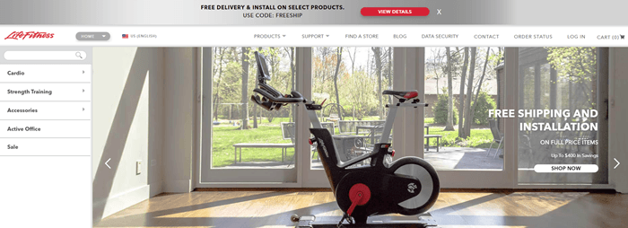 Life Fitness网站截图显示，一辆健身自行车停放在木地板上灯光明亮的房间里。