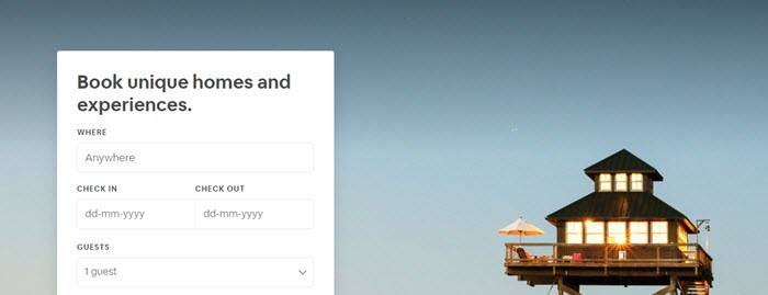 Airbnb网站截图，展示了一个独立的阁楼风格的房子与开阔的天空形成对比。