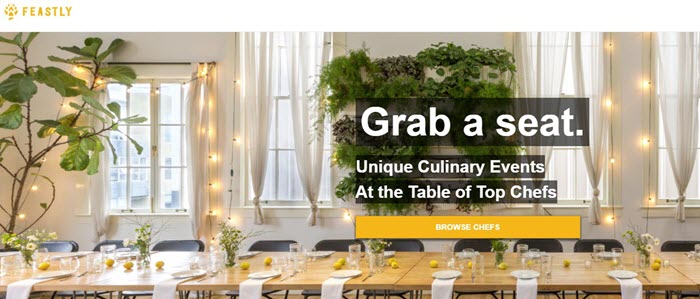 盛宴网站截图显示一张长桌子，上面放着盘子、餐巾纸、柠檬和鲜花。