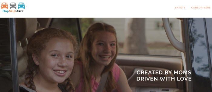 HopSkipDrive网站截图显示两个微笑的小女孩坐在汽车后座上。