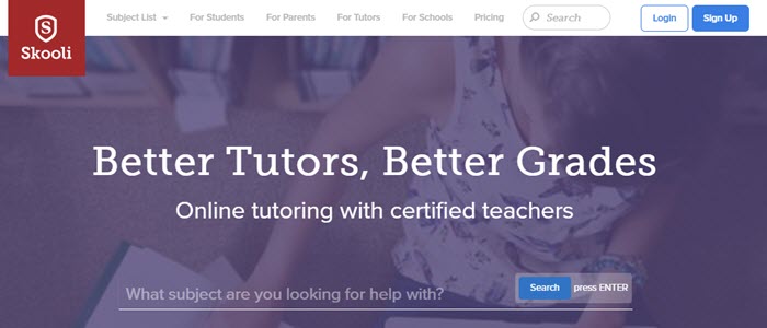 Skooli网站截图显示了一个小女孩做作业的背景图片，并配有关于更好的导师和更好的成绩的文字。