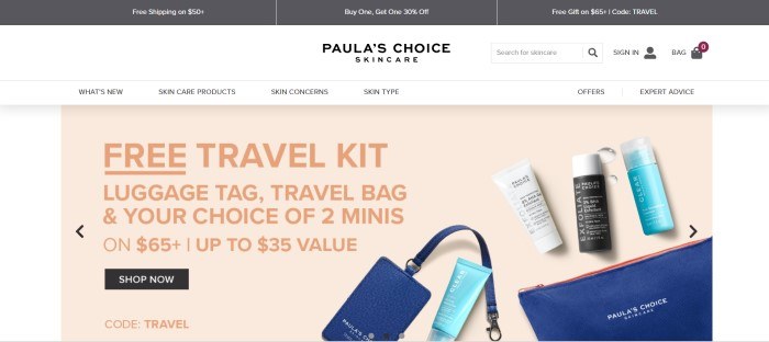 这张Paula’s Choice Skincare的主页截图，背景为白色，文字框为米色，字体为深桃色，上面介绍了一套免费的旅行护肤品套装，还有一张照片，上面是三瓶护肤品和一个装护肤品的蓝色皮包。