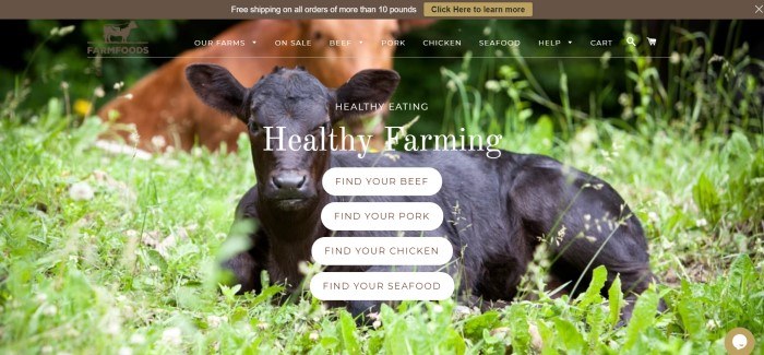 这张Farm Foods主页的截图显示，一头黑色的奶牛躺在绿色的田野上，后面是白色的泡泡，邀请顾客去发现牛肉、猪肉、鸡肉和海鲜的产地。