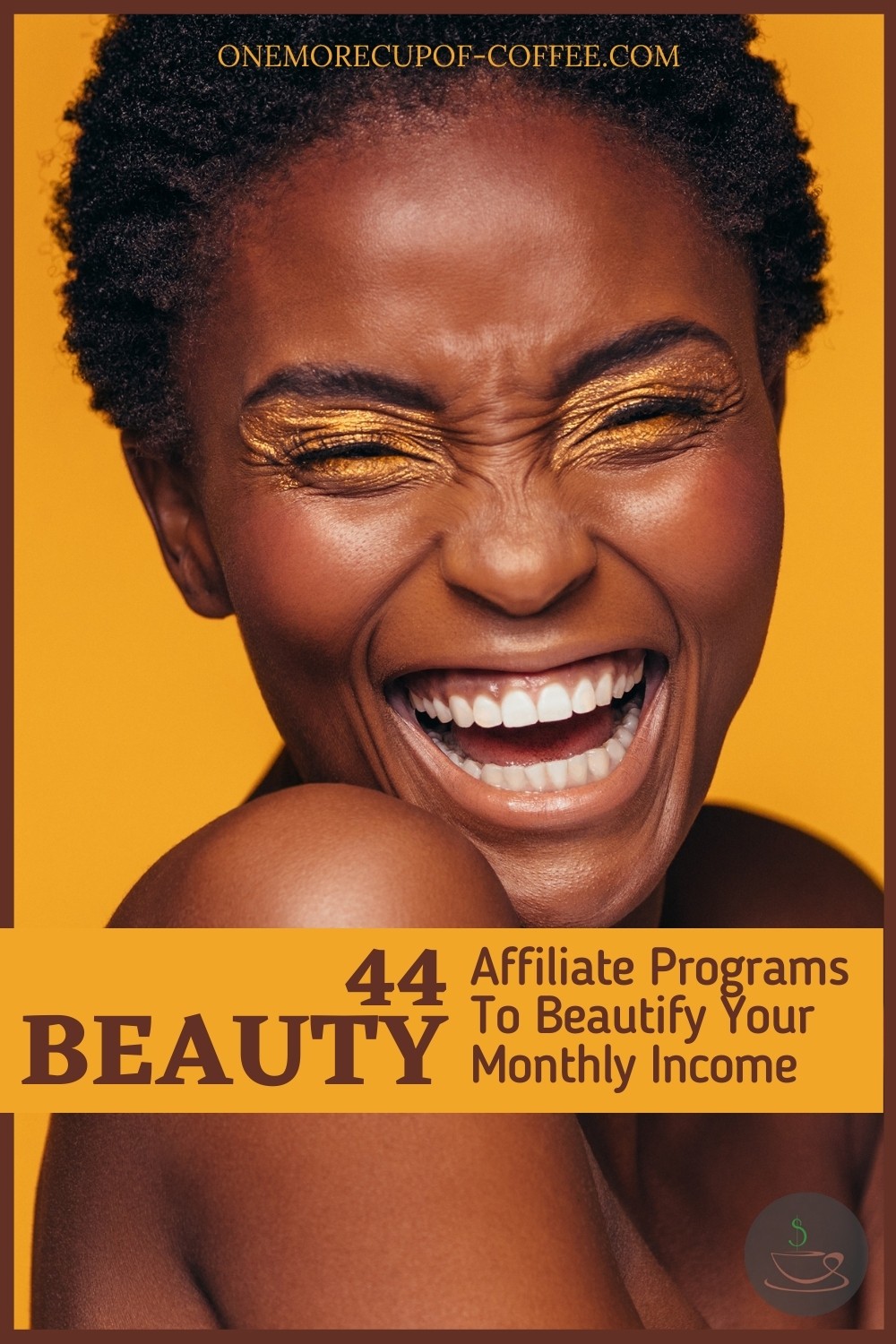 一个幸福微笑的短发女人的特写照片，黄色的背景下画着黄色的眼影;文字覆盖“44美容联盟计划，美化你的月收入”
