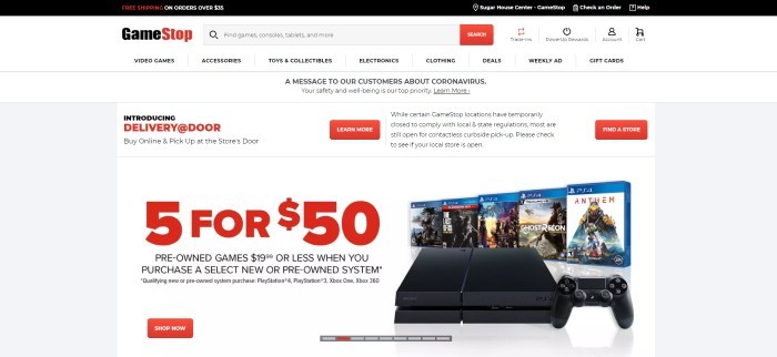 这张GameStop主页的截图有一个黑色的标题，一个白色的搜索栏和导航栏，上面是一个白色的主部分，上面有橙色和黑色的文字，宣布出售二手游戏和上门送货，以及五款PS4视频游戏的图片。