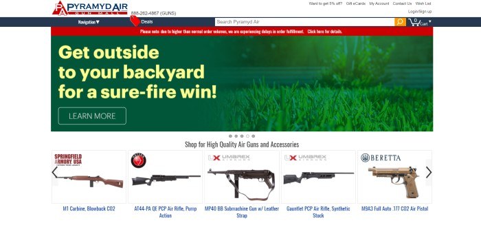 这张《Pyramyd Air》主页的截图有一个红蓝相间的标题，上面有一个搜索栏，中间是绿色的草坪，黄色的文字邀请人们出去，在页面底部的白色部分有一排枪。