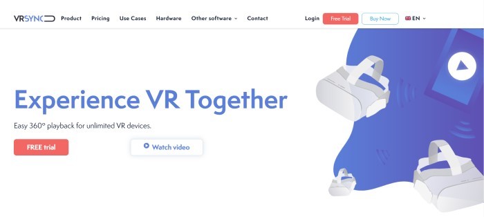 这张VR Sync主页的截图有一个白色的导航栏，主部分有一个橙色的号召按钮，主部分有一个白色的虚拟现实观看器的图形，旁边是蓝色的文字，邀请客户一起体验VR。