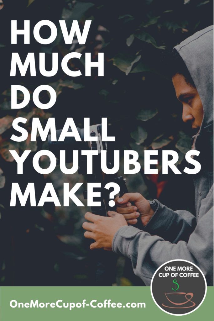 一名年轻人拿着相机拍摄视频，视频中加粗的文字标题是“youtube小主播能赚多少钱?”