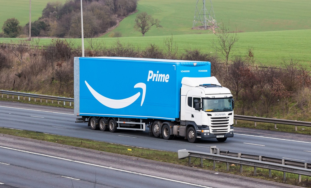 亚马逊prime配送卡车，蓝盒子和白色车辆
