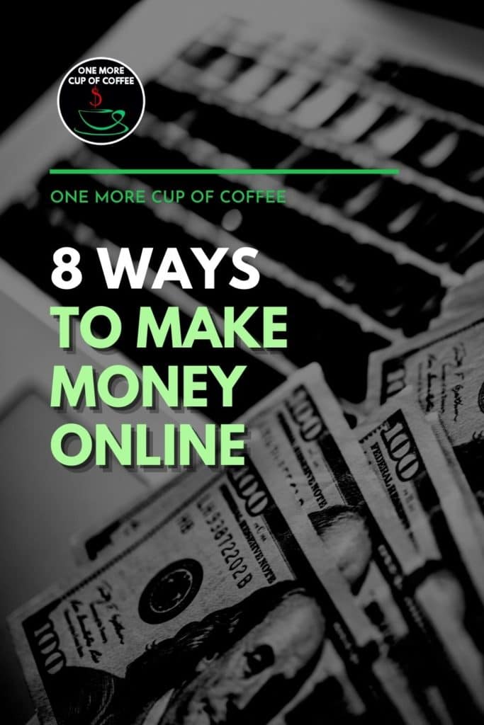 笔记本电脑键盘上美元钞票的黑白特写图像;“8种网上赚钱的方法”