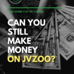 手握美钞的黑白特写;“你还能在JVZoo上赚钱吗?”