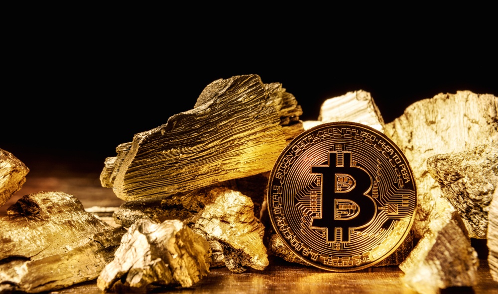 大块的黄金散落在黄金表面，比特币站在旁边，比特币和黄金的对比