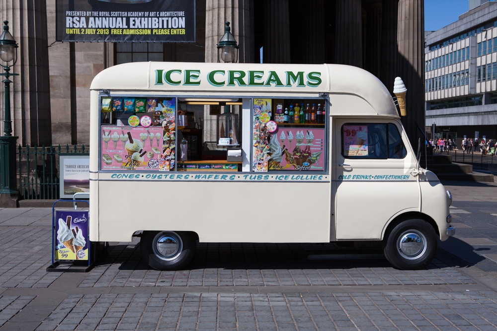 城市街道上的老式冰淇淋车