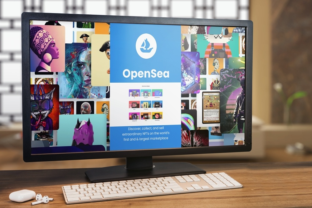 Opensea网站在平板桌面显示器上的互联网浏览器上打开