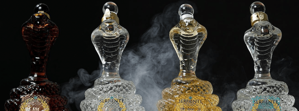 四瓶蛇形的龙舌兰酒在烟雾缭绕的黑色背景上。