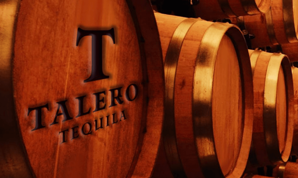 塔莱拉龙舌兰酒的名字印在木桶上。