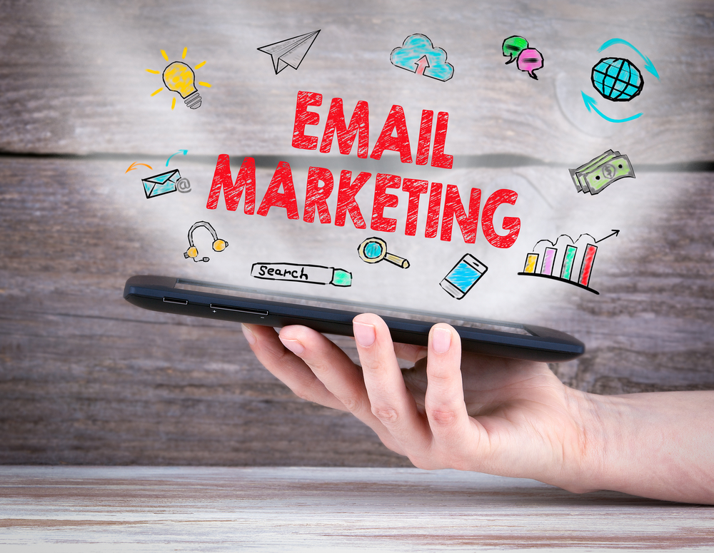 带有“电子邮件营销”字样的移动设备和企业图标从设备中流出